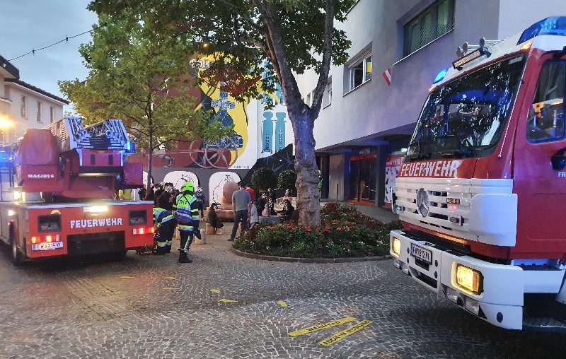 Gefährlicher Brand in Mehrparteienhaus in Villach durch Brandstiftung!? (Bild 3)